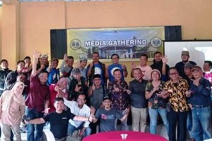 Rektor Uniku besewrta jajarannya berfoto bersama dengan sejumlah wartawan usai kegiatan